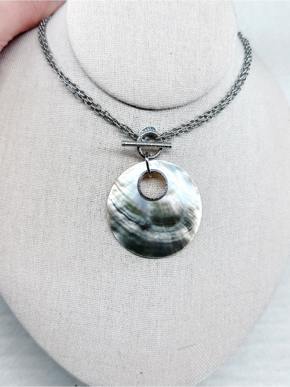 215gc. Tan Shell Necklace Cookie Lee Silvertone